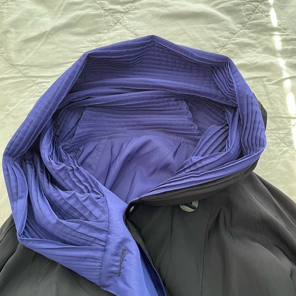 The “Mini” of the “DONATELLA”  classic reversible coat with pleated hood - Picture 14 of 16